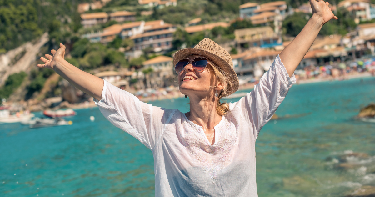 vacaciones mujer con dinero feliz